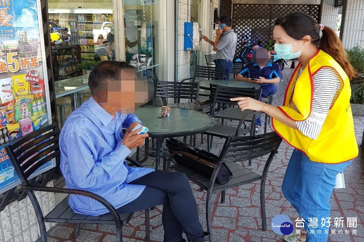 桃園市政府衛生局人員前往便利商店、咖啡店及速食店，勸阻並提醒民眾請勿於禁菸場所吸菸。
