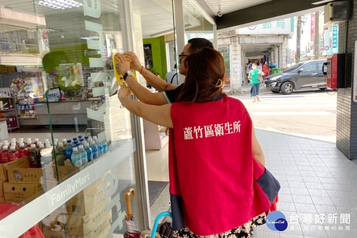 桃園市政府衛生局人員前往便利商店、咖啡店及速食店，宣導並張貼禁菸標誌。