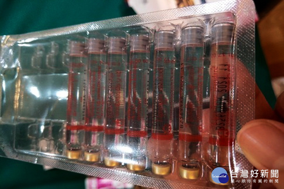 一名女性越籍移工違法從事醫美密醫遭當場查獲,起出相關醫療用品。