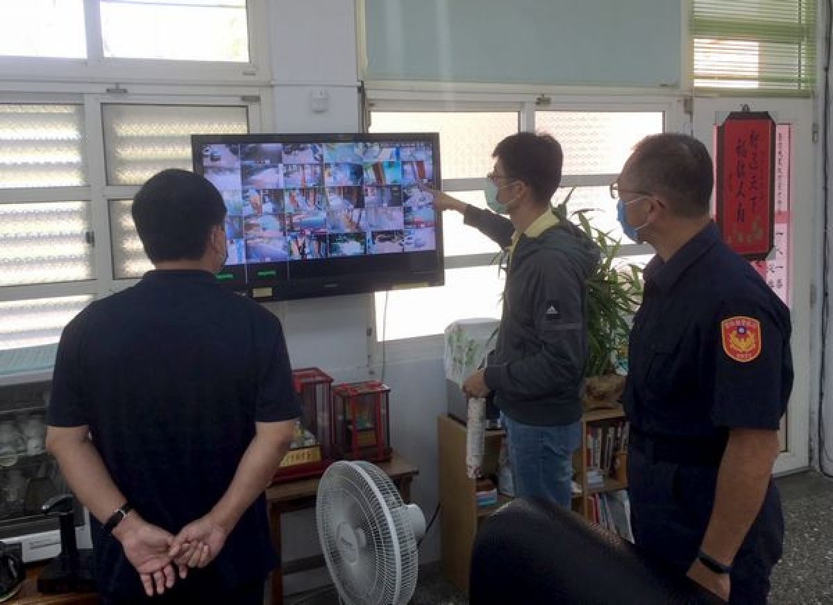 為強化婦幼安全，分局長張文峰秉持行動管理之理念，帶隊走進校園逐一了解安全設施，以及學生上放學交通維護疏導情形。