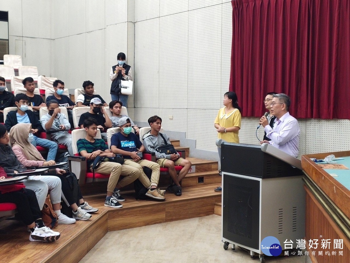 彰化分局長中英文雙語宣導外籍學生自我防衛意識。圖/彰化分局提供