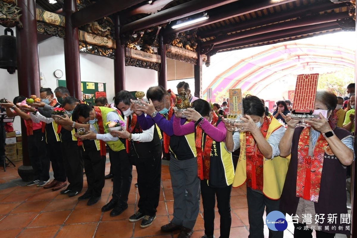 開化寺管理人市長林世賢(前排右6)帶領大家以隆重的十道供品向觀音媽祭拜。圖/彰化市公所提供