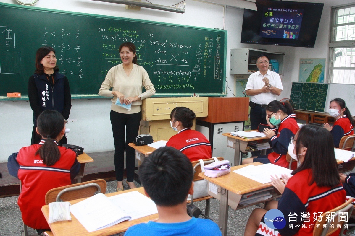 許淑華詢問同學試坐感覺。(記者扶小萍攝)