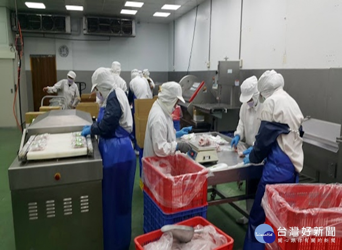 肉品工廠包裝作業。