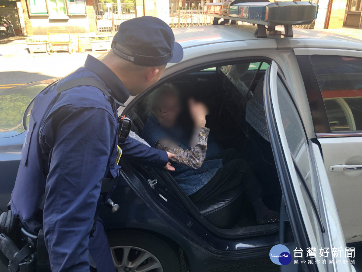 9旬老婆婆體力不支,暖警協助返家。