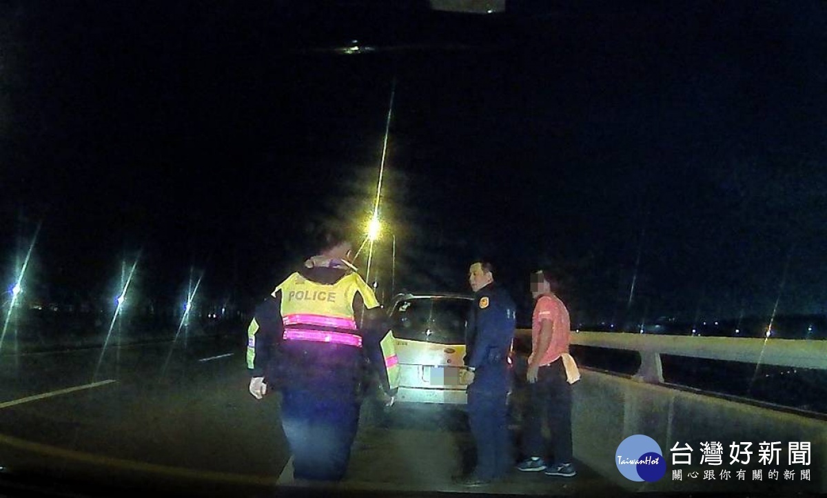 車子拋錨卡快速道路,員警幫推車3公里助解圍。