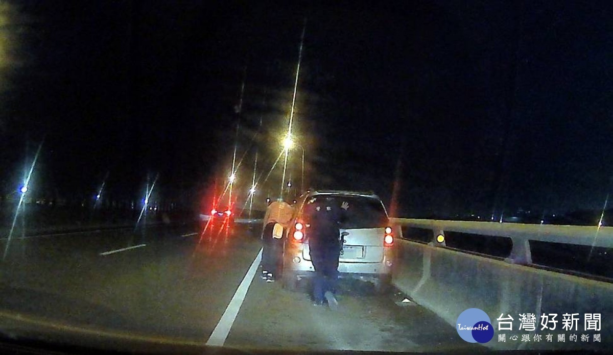 車子拋錨卡快速道路,員警幫推車3公里助解圍。