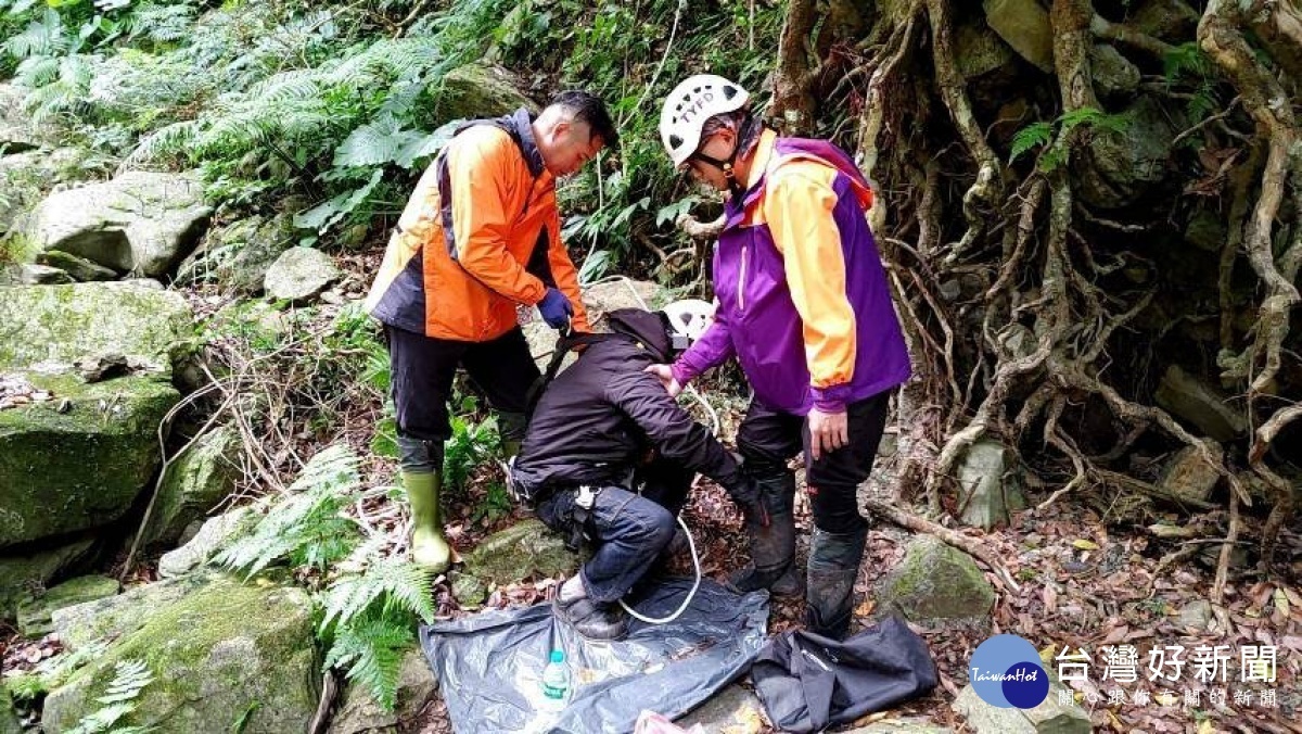 男子探訪溫泉受困深山,警、消救援脫離險境。