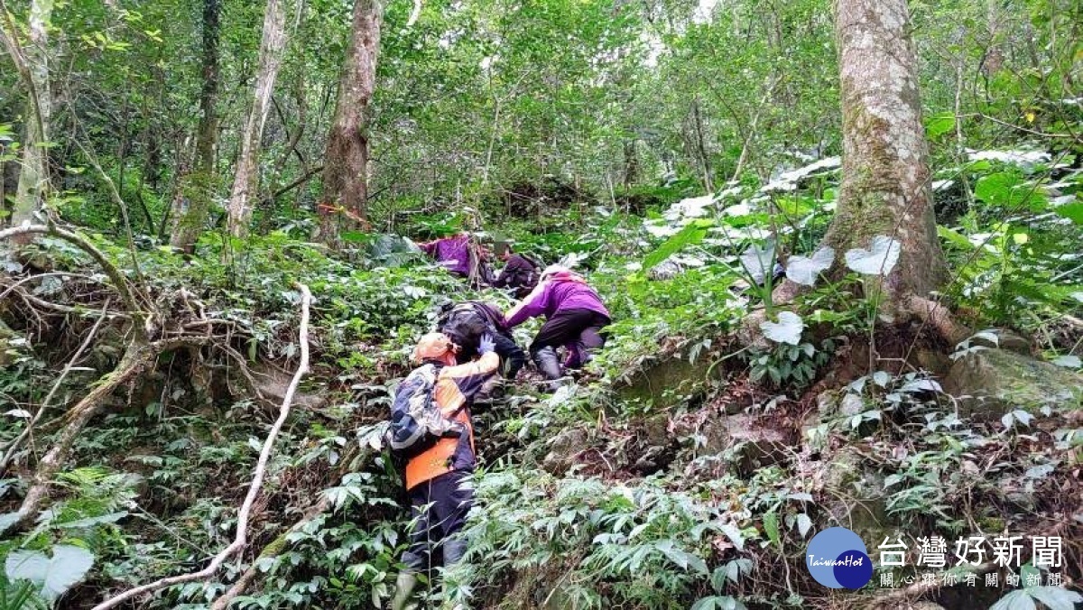 男子探訪溫泉受困深山,警、消救援脫離險境。