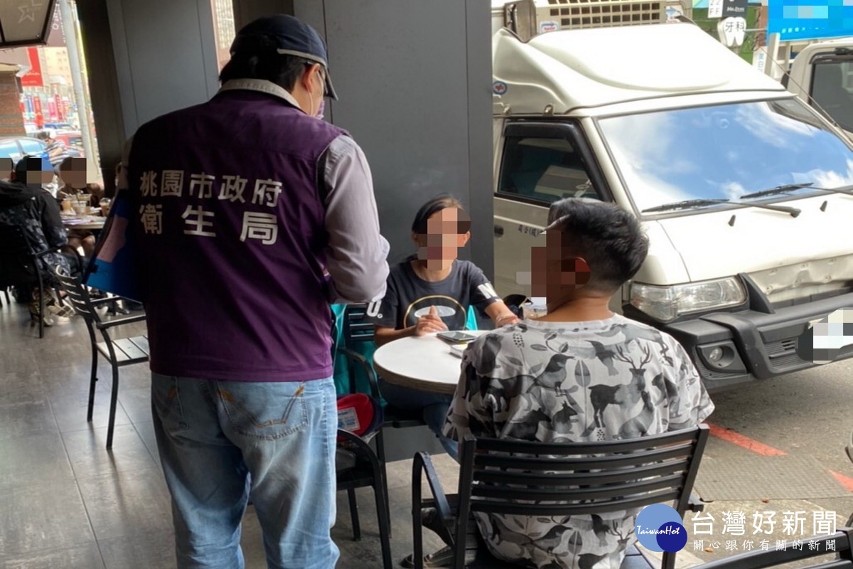 桃園市連鎖便利商店、咖啡店及速食店的騎樓及庇廊範圍為禁菸區,11/5首日查獲7人違規吸菸。