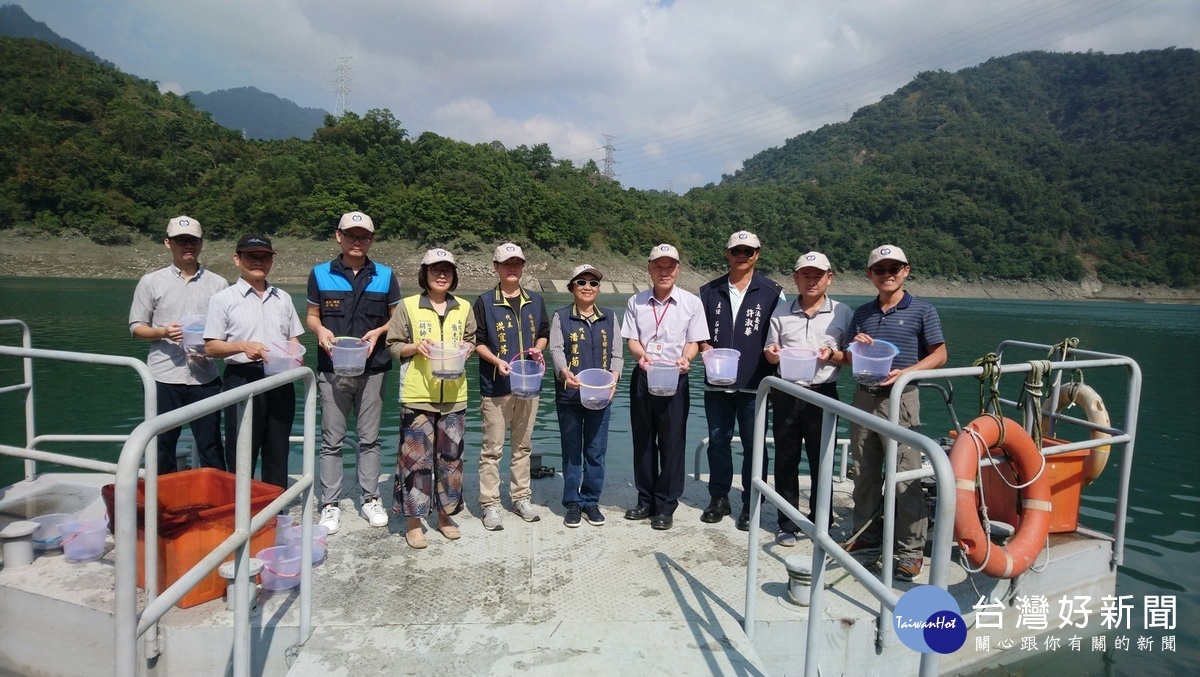 地方機關單位主管、民意代表等多人共同參與明潭發電廠下池水庫魚苗放流活動。(記者吳素珍攝)