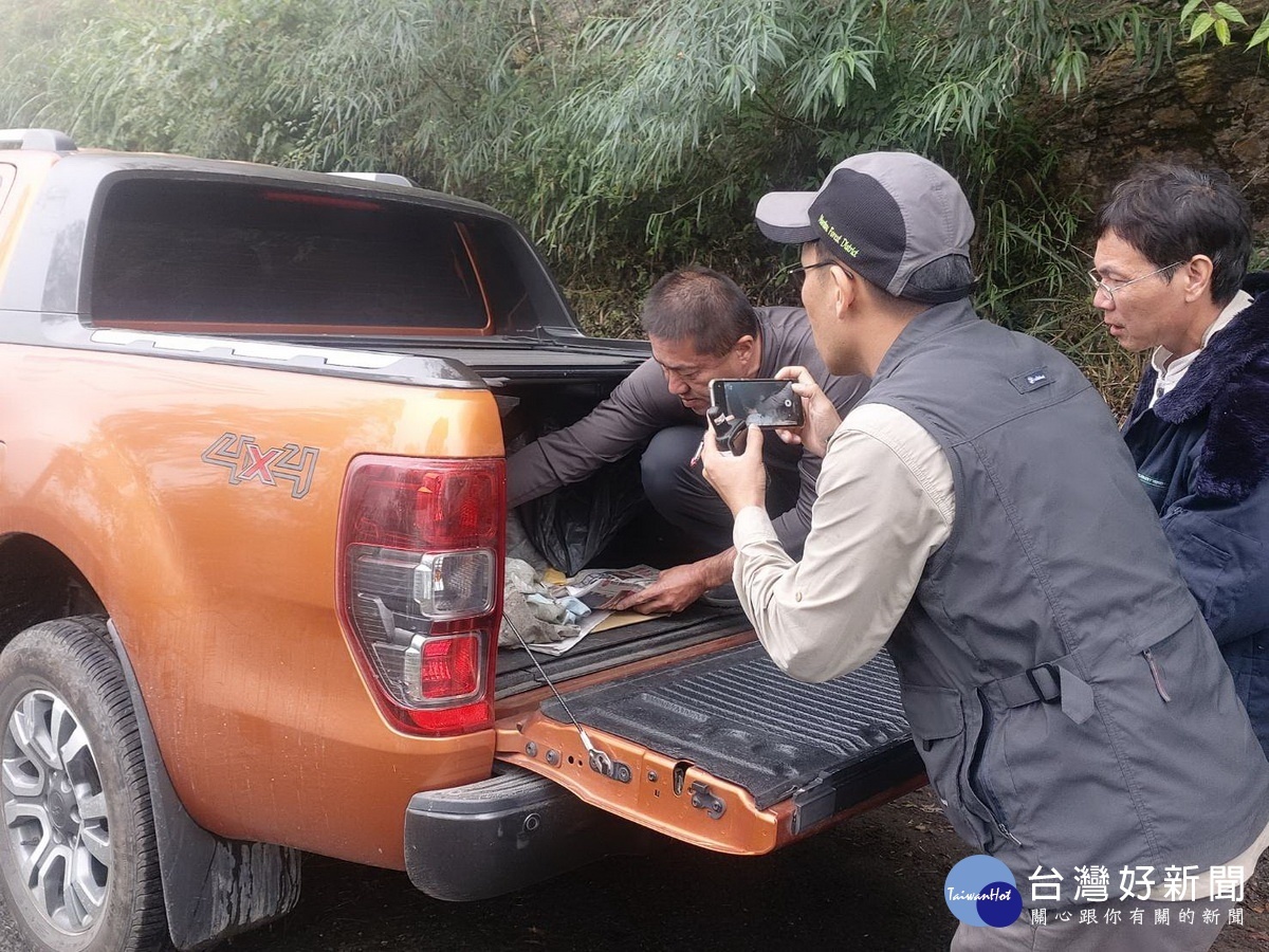 由水里工作站保育主辦人員開來貨車送往集集特有生物研究保育中心救傷。