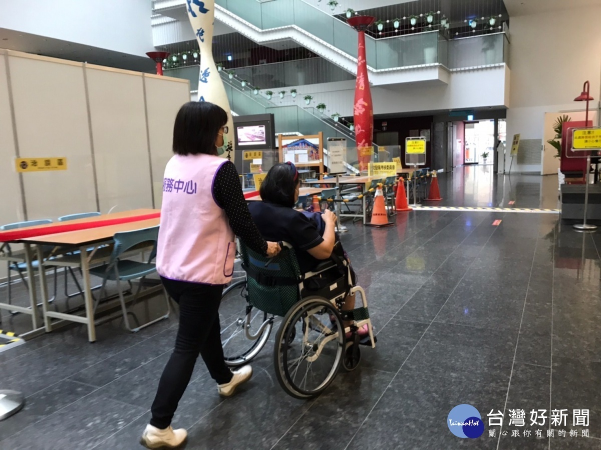 服務中心高齡志工 無私的付出
