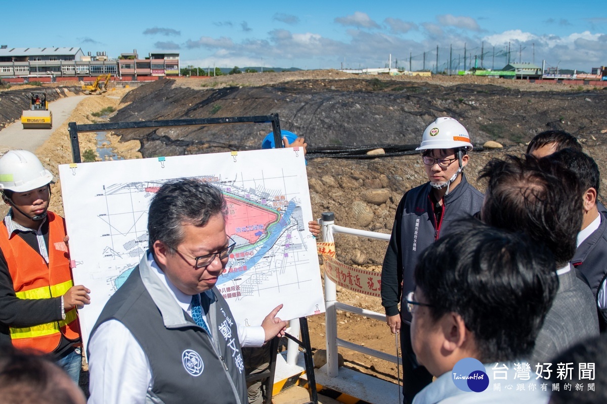 桃園市長鄭文燦巡視大湳滯洪池工程進度,聽取施工單位簡報。