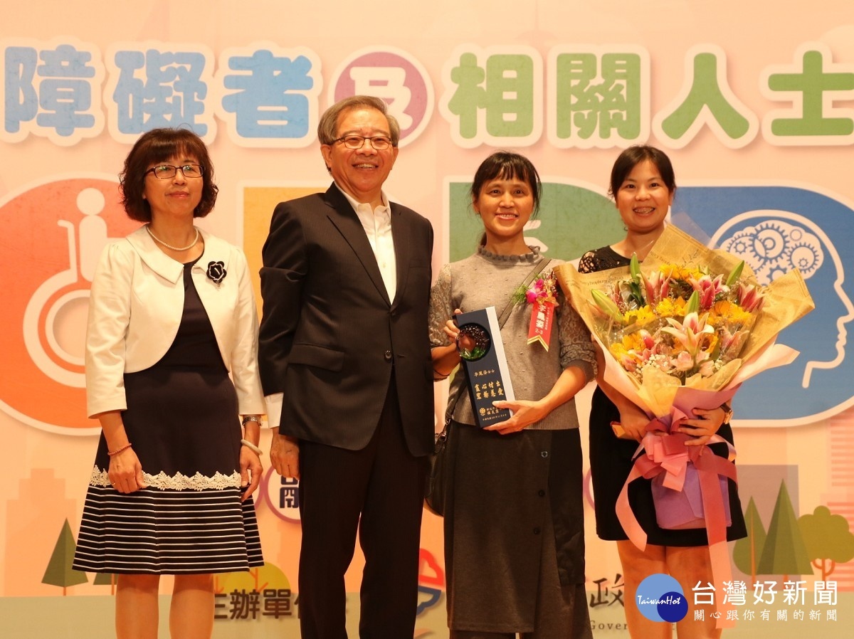 李鳳姿全心力照顧罹患腦部腫瘤的女兒並擔任志工 獲得秘書長林祐賢表揚