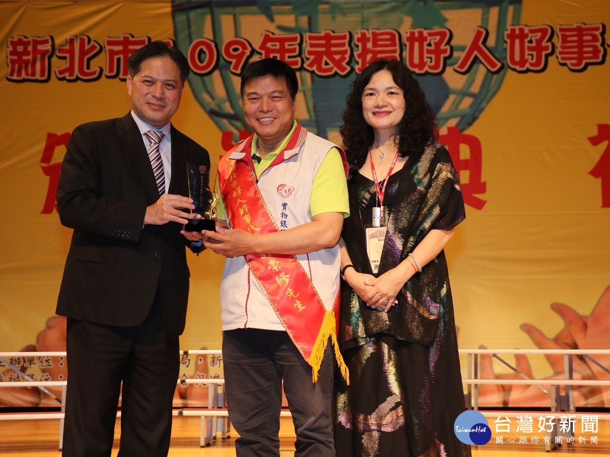 許崇修設派出所食物銀行 受吳明機副市長(左)和協會理事長謝沛書(右)共同頒獎表揚