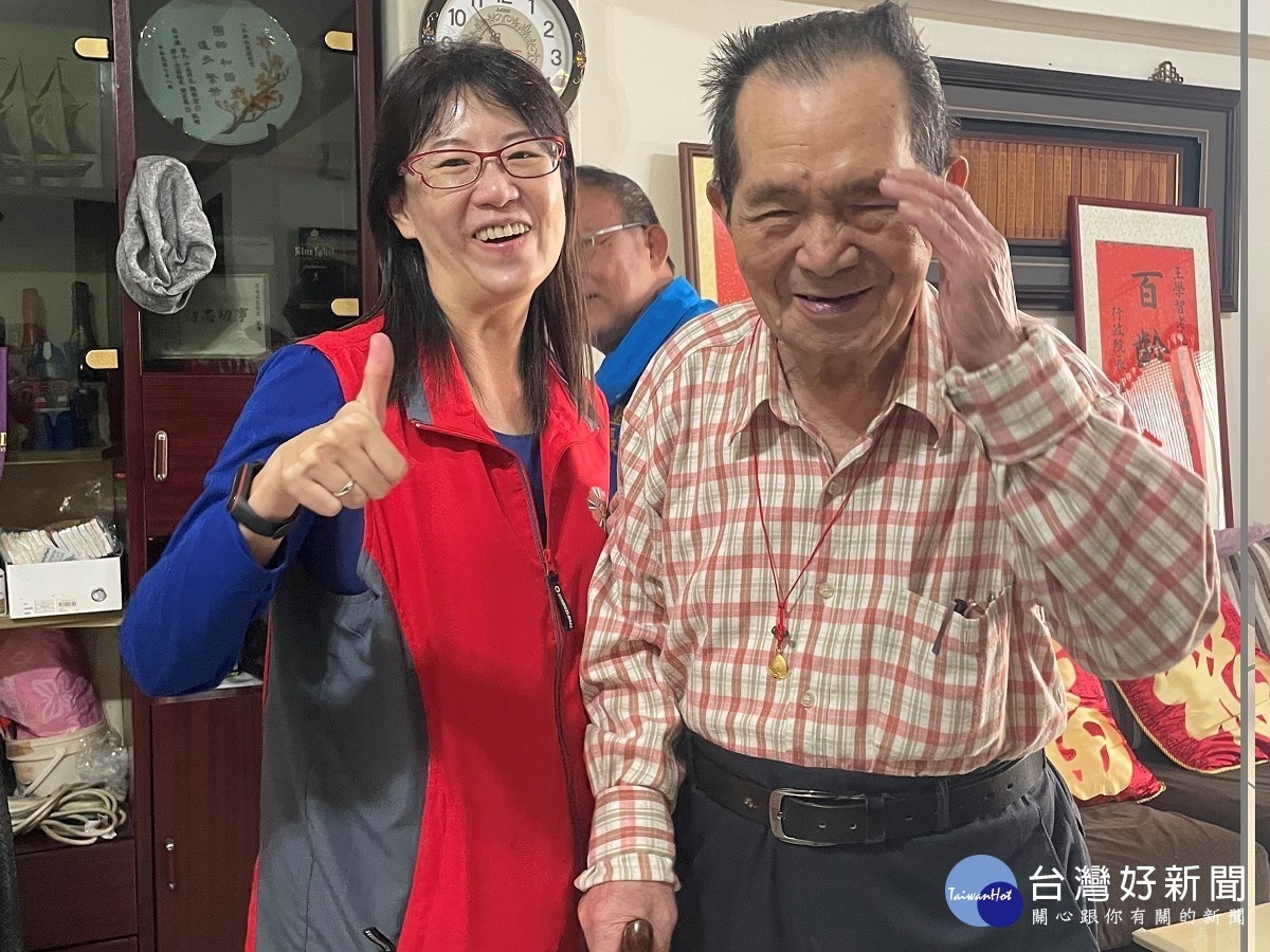 慶生活動結束後,王爺爺親送榮服處同仁離開,表達感謝之意
