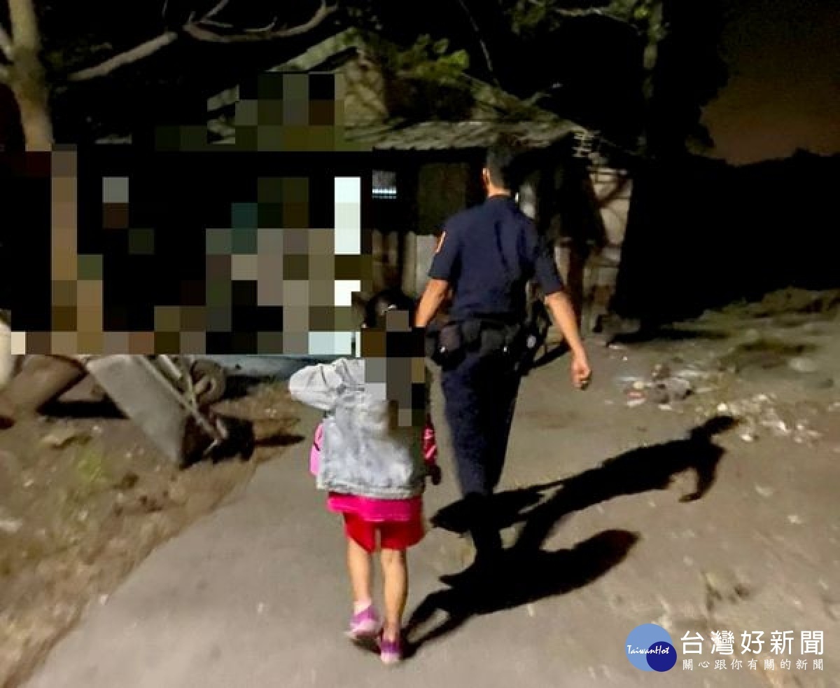 麥寮所警員落實校園安全巡護勤務,尋獲落單女童,除協助聯繫其家屬,員警自掏腰包購買晚餐讓女童充飢。