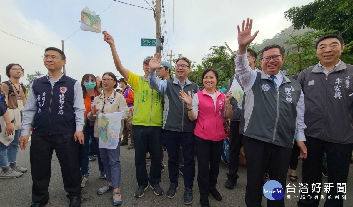 市長鄭文燦揮手致意鼓勵市民朋友為了身體健康，要多走出戶外運動健走