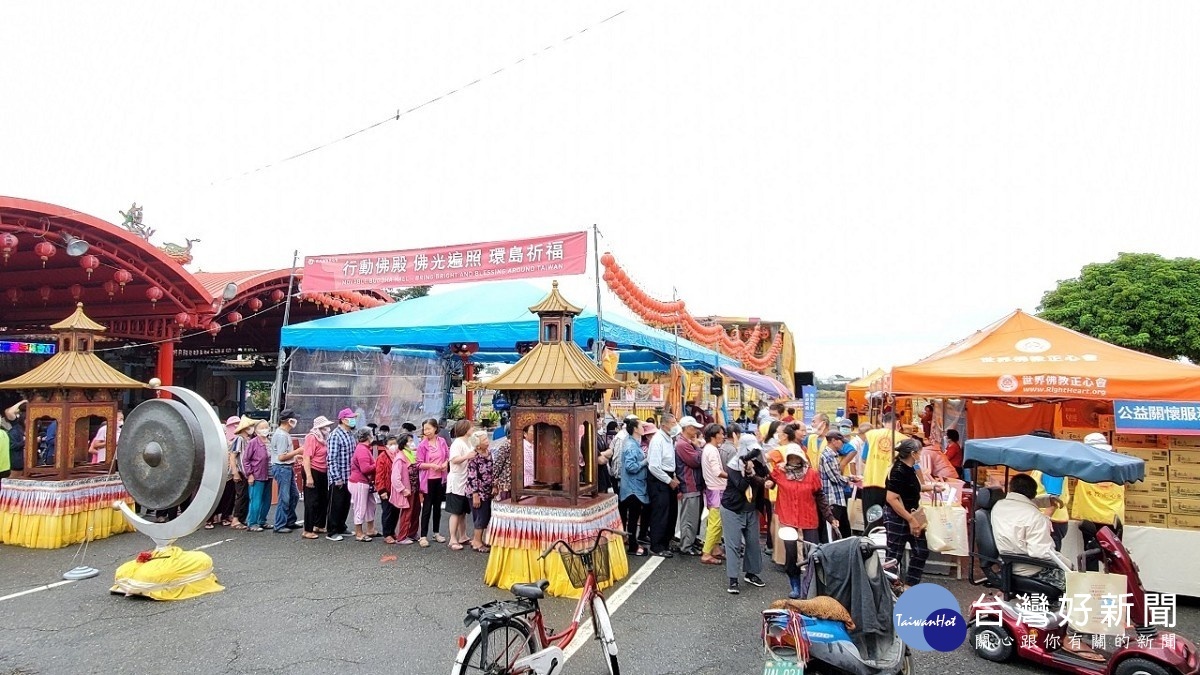 行動佛殿109站嘉義六腳，該會募集十方愛心，將平安麵、口罩、酒精等民生物資免費提供給長者、孕婦及需要的人使用