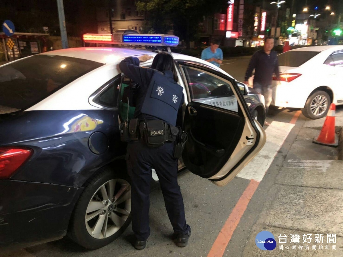 失智老婦跌坐路邊,楊梅暖警及時協助返家