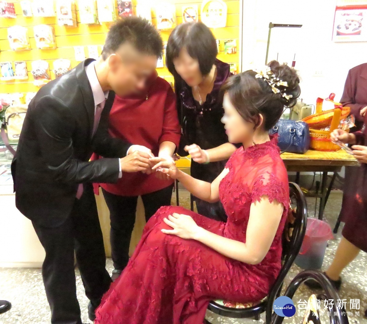 幸福的訂婚儀式是許多人甜美妹回憶!