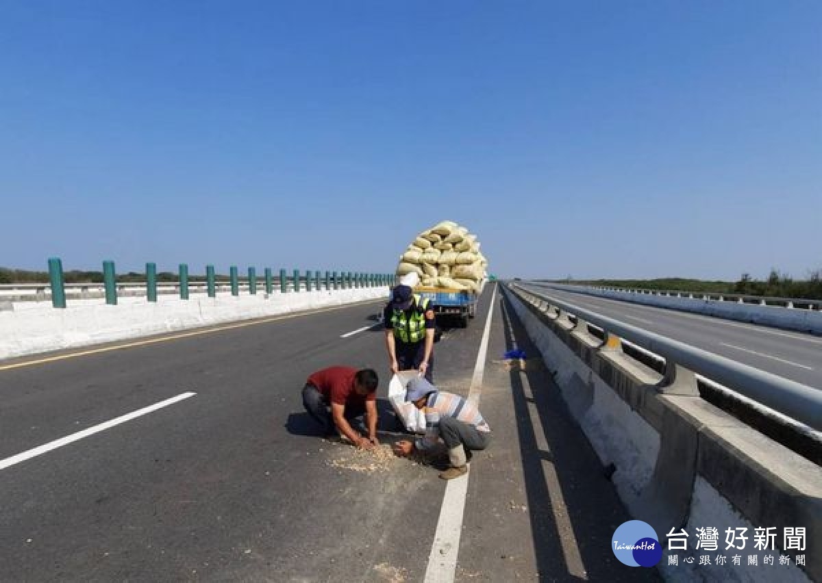 民眾載運農作物不慎散落台61線,臺西警方馳赴援助,除現場實施交管,亦協助撿拾花生,深獲農民感激與讚賞。