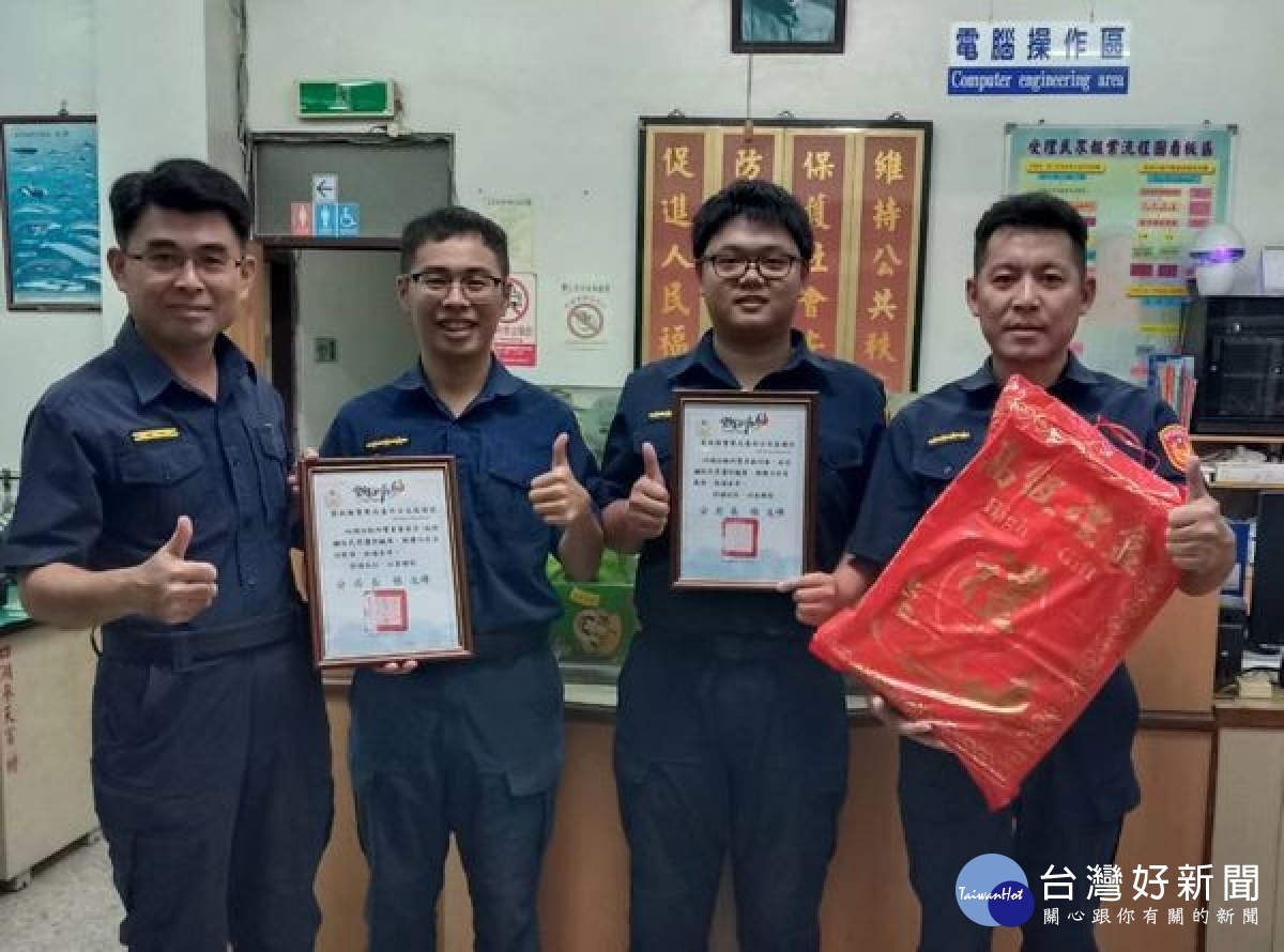 四湖農會行員與警方成功攜手阻止民眾遭受詐騙,分局長張文峰頒發感謝狀及水果禮盒表揚,並提醒小心防詐。