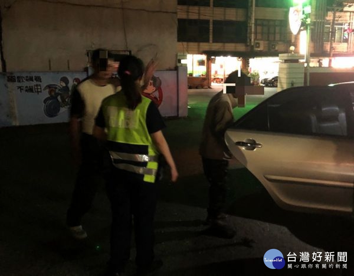 東勢所警員積極協助體力不支的路倒民眾,除提供熱食果腹,亦協助其平安返家團聚。