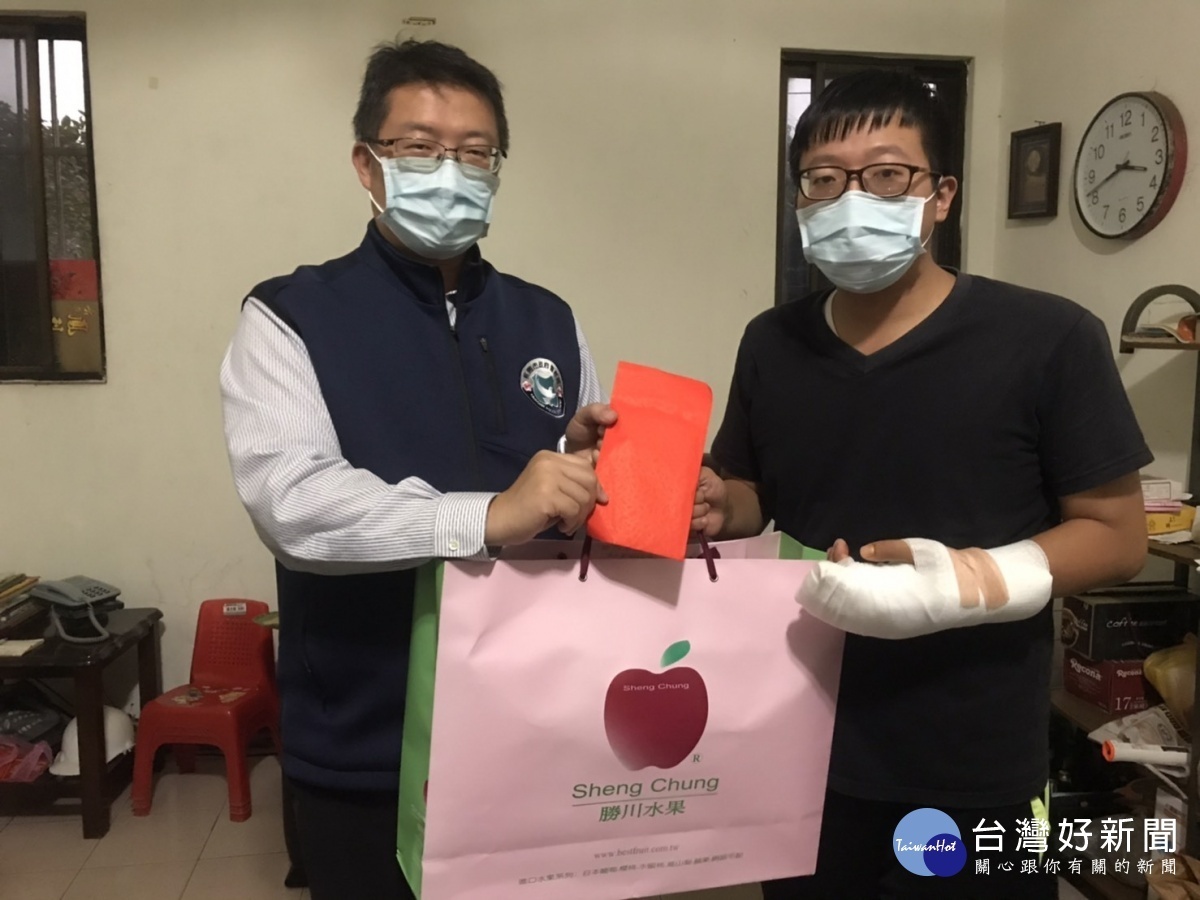 警方獲知有無辜民眾受傷後,立即親赴邱男家中慰問