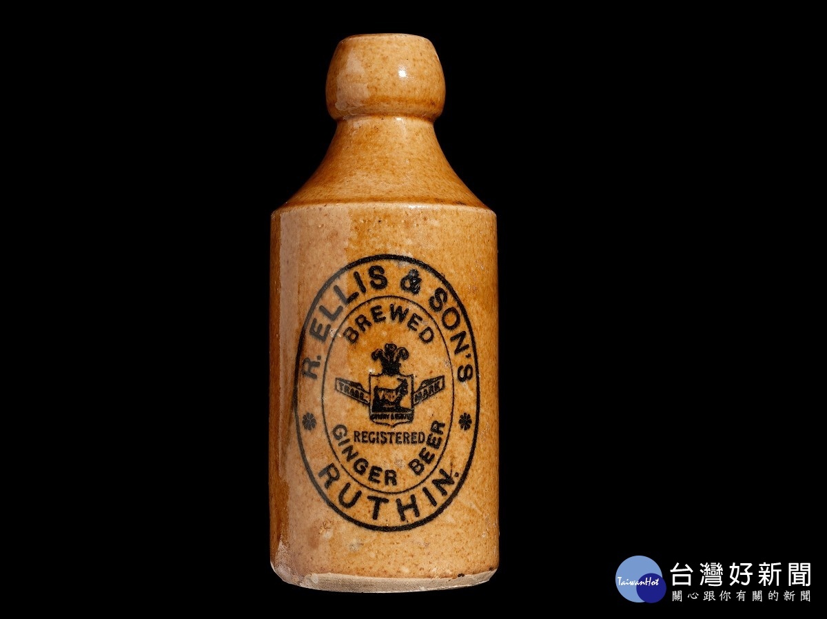 威爾斯洛辛出產的薑汁啤酒,以黃釉瓷瓶包裝