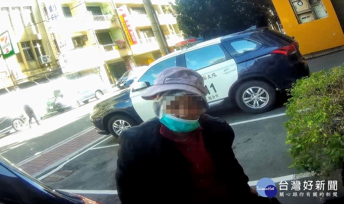 瘖啞老婦搭公車迷路,警靠愛心手鍊找到家人