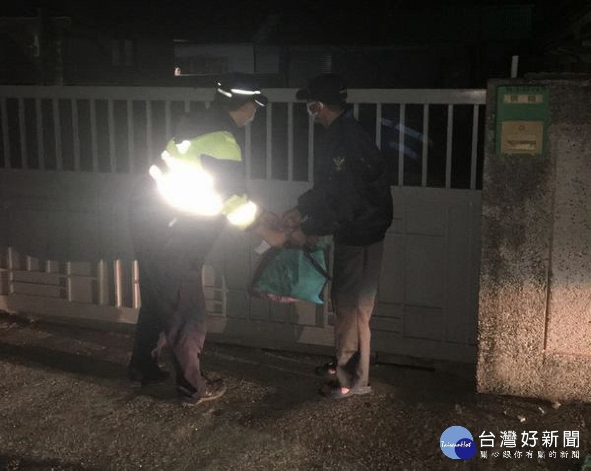 八旬老翁獨自外出訪走，卻迷失在暗夜冷風的街頭，所幸臺西警方巡勤發現，除將老翁平安送至友人家，亦通知家屬予以適切的照料。