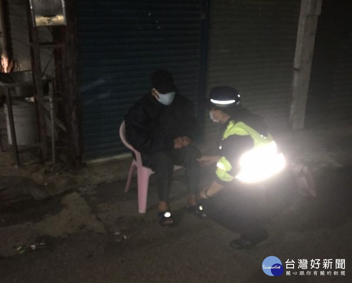 八旬老翁獨自外出訪走，卻迷失在暗夜冷風的街頭，所幸臺西警方巡勤發現，除將老翁平安送至友人家，亦通知家屬予以適切的照料。