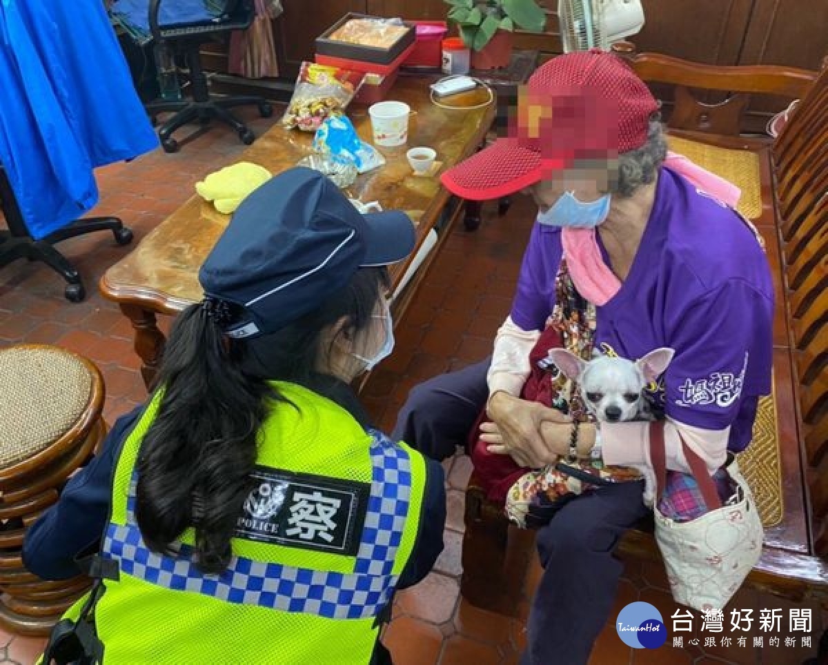 八旬老婦跟到北港朝天宮進香,不慎在擁擠的人群中走失,親友遍尋不著趕緊報警,警方立即動員協尋,及時找回老婦,家屬深表感激與肯定。