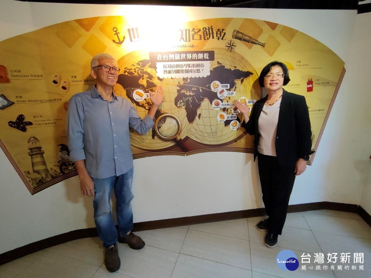 彰化縣長王惠美由台灣優格餅乾學院董事長吳睿麒陪同進行廠內觀光巡禮。圖/記者鄧富珍攝