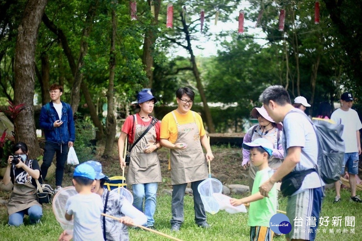 桃園市政府青年事務局推動大專生與青農創新跨域學習,透過親子教育互動引導學員融入學習。