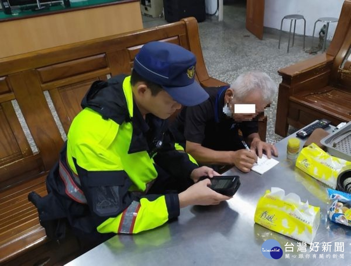 老翁自桃園到雲林進香,卻在寒冷深夜獨自外出迷失街頭,所幸臺西警方主動予以協助,平安將他送返與進香團會合。