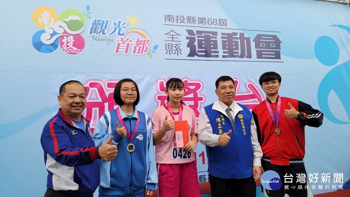 陳正昇給獲獎選手鼓勵。