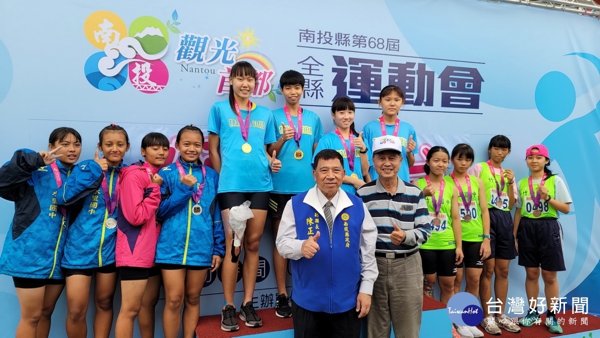 陳正昇給獲獎選手鼓勵。
