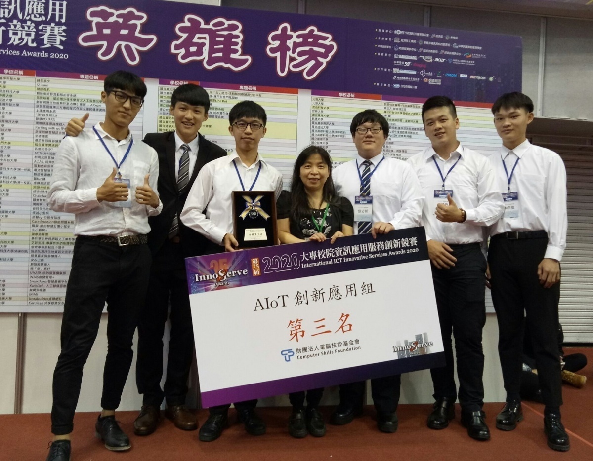 中原電機廖裕評老師(圖中)指導學生以「智慧語音保全機器人」參賽贏得佳績。