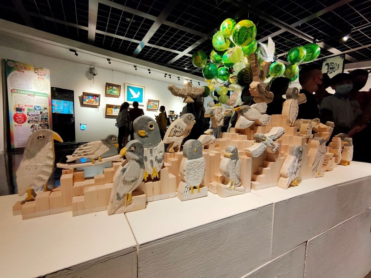 忠孝國小的「鷹揚八卦」,緩緩敘述出灰面鵟鷹與八卦山遷徙的歷史。圖/記者鄧富珍攝