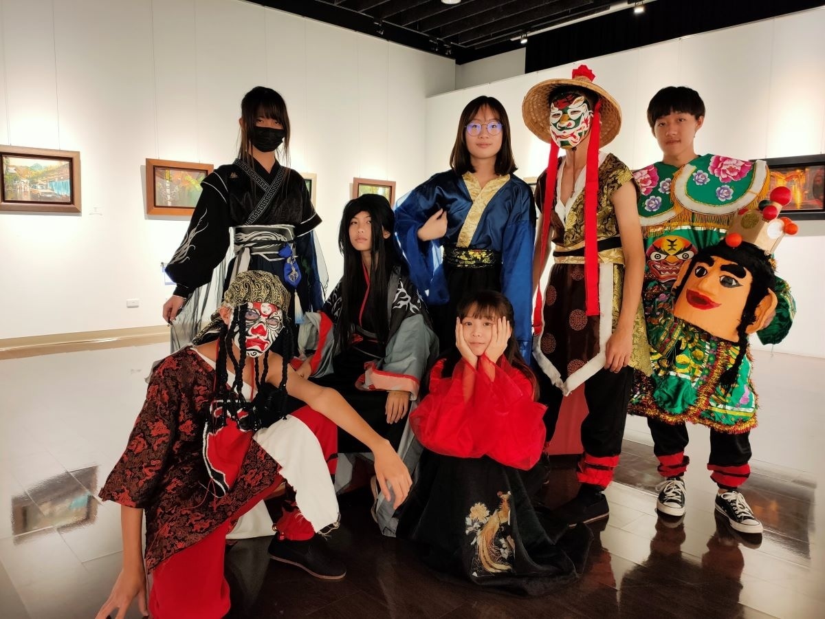 明倫國中透過「Cosplay」與「水墨」的概念結合，展現「玩藝術」的服裝設計新風格。圖／記者鄧富珍攝