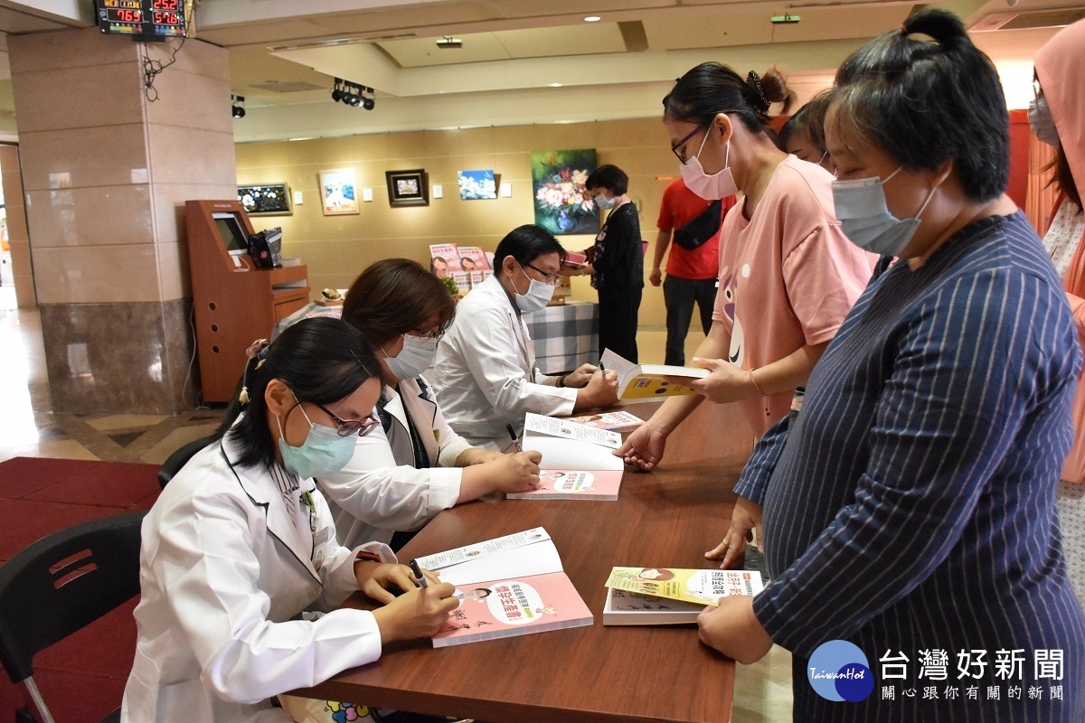 秀傳醫療團隊為新手媽媽，發表「坐月子、新生兒照護全攻略」。圖／彰化秀傳醫院提供