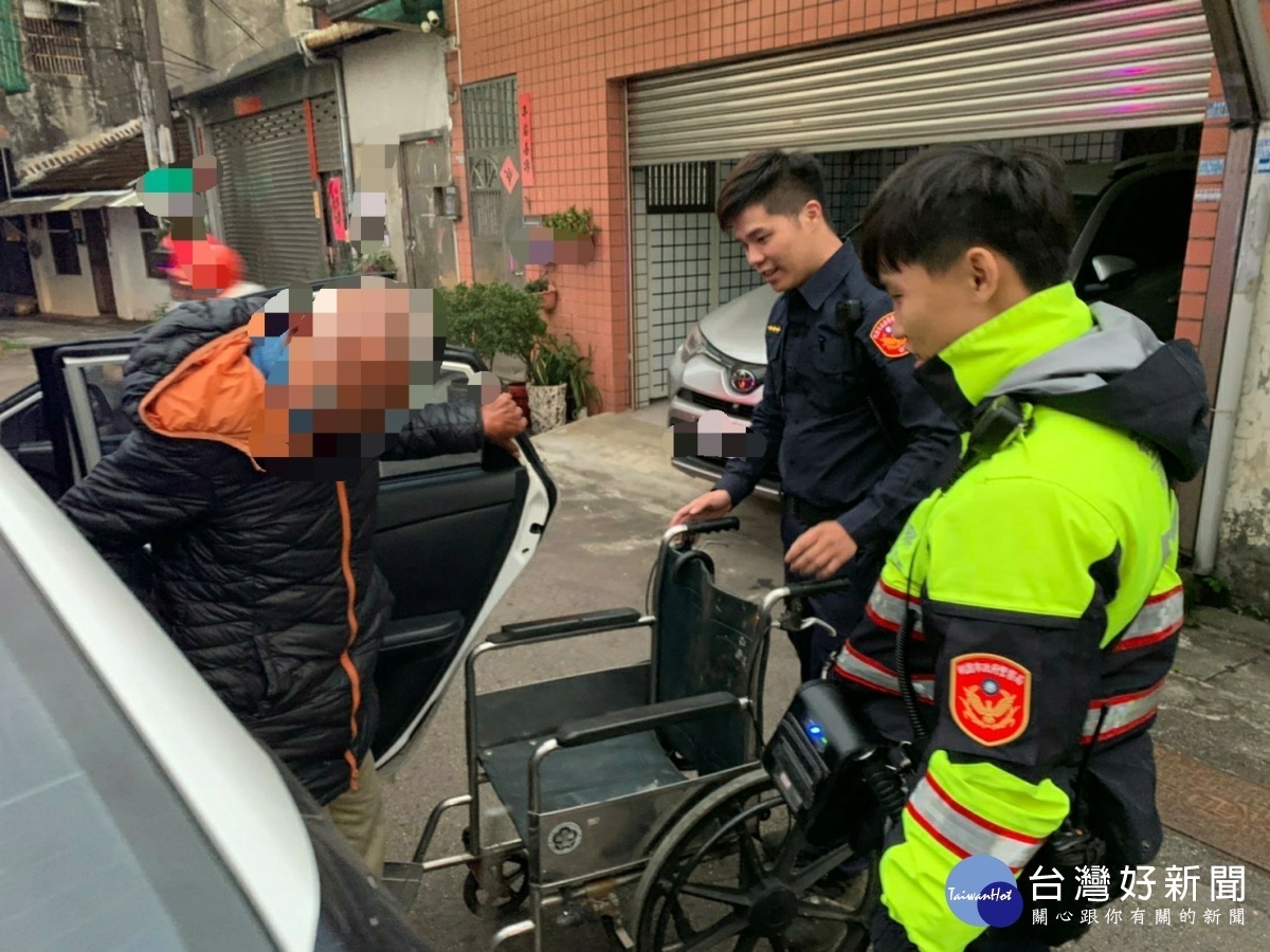 老翁獨自坐輪椅外出迷途,八德警協助返家