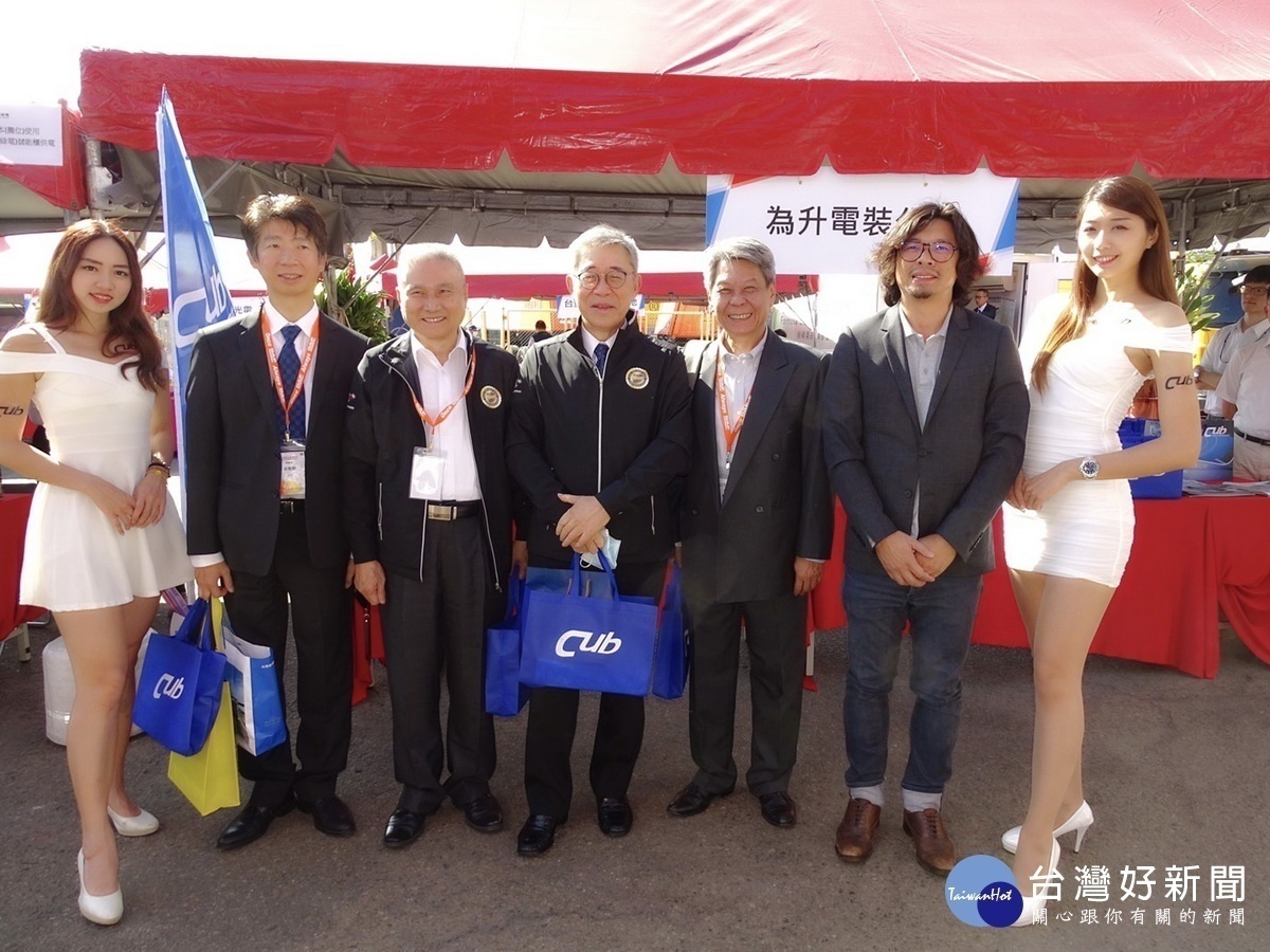 王文潮(左4)陳勝光(左3)參觀協力廠商為升電裝工業攤位,為升總監何孟宇(右2)熱情接待