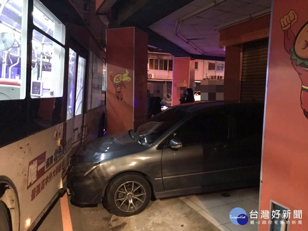 竊嫌偷公車沿路擦撞民車,壢警破窗火速壓制逮捕