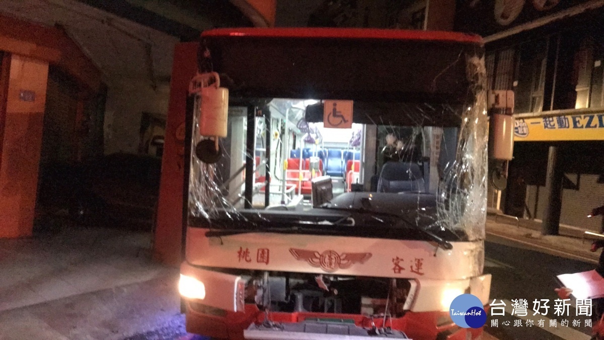 竊嫌偷公車沿路擦撞民車，壢警破窗火速壓制逮捕