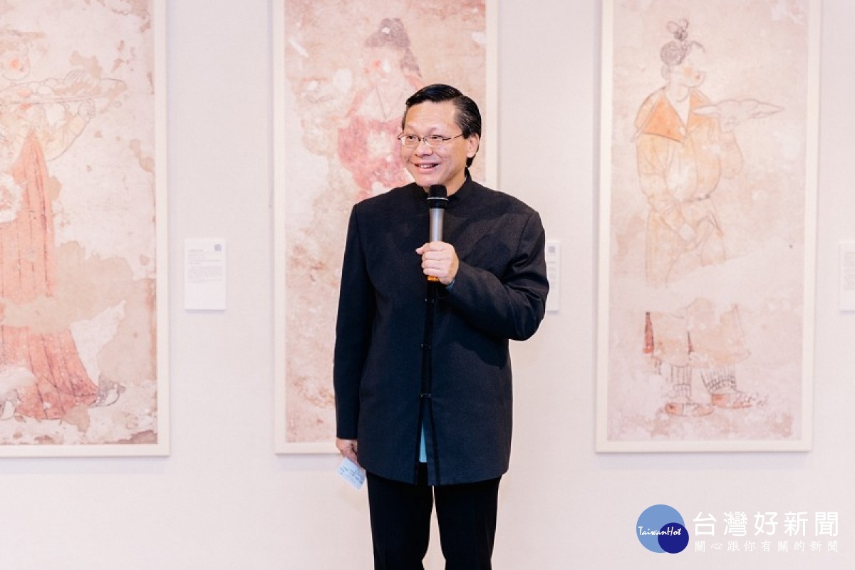 社團法人中華翰維文化推廣協會陳春霖理事長致詞時，從不同角度介紹壁畫內容。