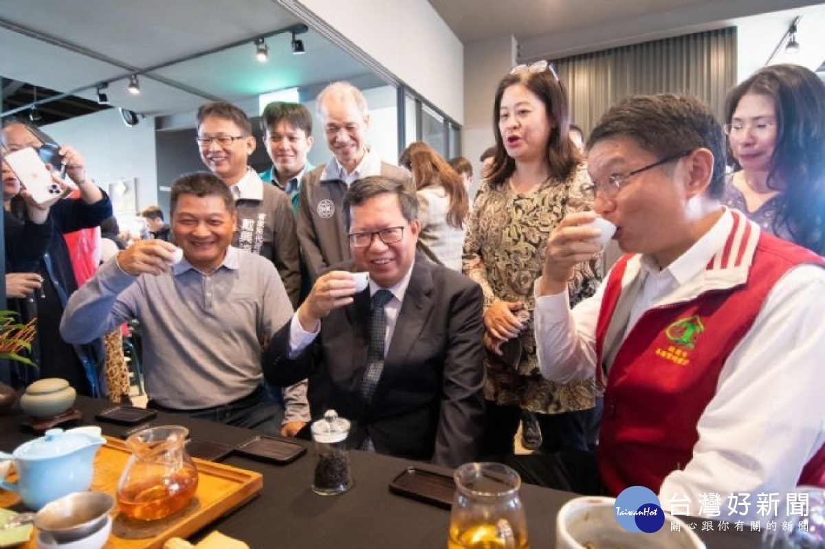 在頒獎典禮現場,鄭市長與龍潭鄉親一同坐下來品茗